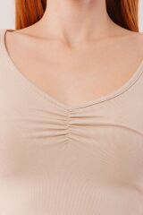 Geniş Yaka Krem Basic Body Bluz